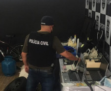 Policial Civil com os objetos furtados