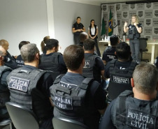 Diversos policiais civis reunidos, recebendo instruções para cumprir a operação
