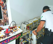 POLICIAL CIVIL ORGANIZA MAQUINAS CAÇA-NÍQUEIS APREENDIDAS