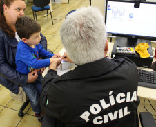 Policial recolhe digital de uma criança