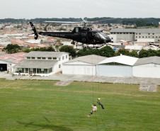 Participantes descendo de rapel do helicóptero