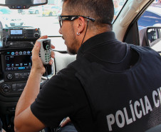 Policial civil utilizando radio da viatura