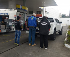 Policiais e fiscal da ANP aparecem em posto de combustível