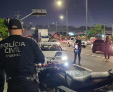 Policiais civis e rodoviários federais fiscalizam trãnsito em rodovia de Curitiba