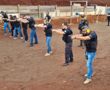 Policiais civis apontando armas para alvos
