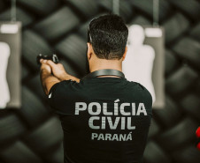 Policial civil aponta arma para alvo