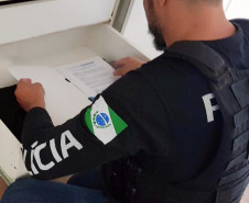 Policial civil analisando documento