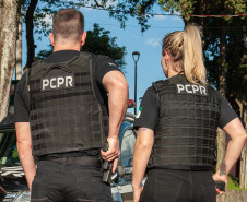 Dois policiais civis de costas