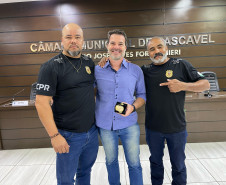 Policial Civil da PCPR recebe medalha de honra ao mérito em Cascavel