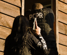 PCPR e PRF apreendem mais de uma tonelada de maconha e prendem dois homens no Oeste do Estado