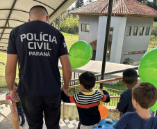 A Polícia Civil do Paraná (PCPR) levou serviços de polícia judiciária e exposição para mais de 250 pessoas durante eventos do PCPR na Comunidade que aconteceram de sexta-feira (31) sábado (1) em Curitiba e Colombo, na Região Metropolitana de Curitiba.