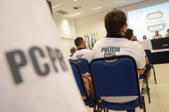 Policiais de costas acompanham reunião de trabalho da operação Verão Maior 2020 no litoral paranaense
