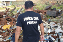 Policial civil observa depósito de materiais a céu aberto