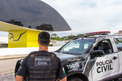 Policial civil e viatura em frente ao Museu Oscar Niemeyer em Curitiba