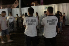 Policiais da PCPR atuando no show gratuito em Guaratuba 