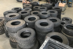 Dezenas de pneus empilhados