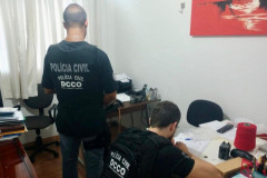 Policiais civis realizando buscas na casa de alvo da operação