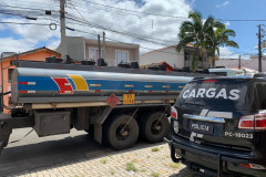 Viatura da Polícia Civil do Paraná com caminhão tanque de combustível atrás