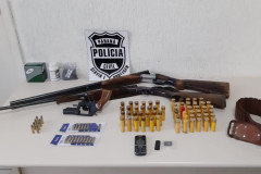 Arma e munições sobre uma mesa