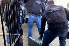Policiais civis recolhendo baterias furtadas