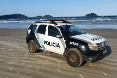 Viatura da polícia civil à beira-mar