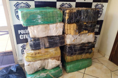 Vários pacotes de droga empilhados