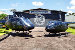 Dois helicópteros do GOA em frente a hangar