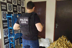 Policial Cvil com as drogas apreendidas