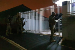Policiais civis no portão da residência