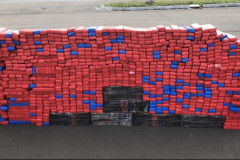 Centenas de tabletes de droga empilhados