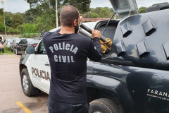 Policial civil retirando material de viatura