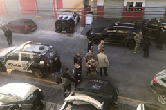Policiais civis na rua, reunidos antes da operação