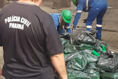 Policial observa pacotes de droga sendo levados para incineração