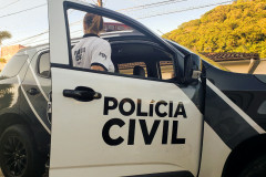 Policial civil entrando em viatura