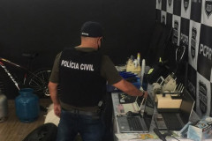 Policial Civil com os objetos furtados