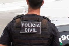 Policial civil de costas