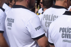 Diversos policiais civis de costas, reunidos