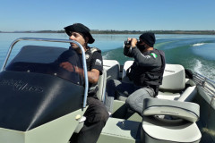 Dois policiais civis em um barco