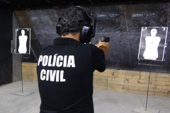 Policial civil em treinamento em estande de tiro