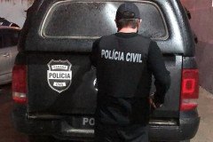 Policial civil abrindo porta-malas de viatura