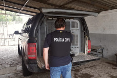Policial civil abrindo porta-malas de viatura