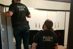 Policiais civis investigando local