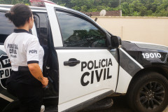 Policial civil entrando em viatura