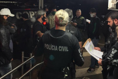 Policiais civis reunidos, recebendo instruções para operação