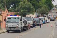 Fila de caminhões removendo veículos