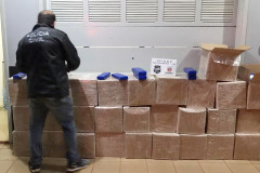 Policial civil organiza pacotes com a droga apreendida
