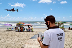 policial civil opera drone na praia