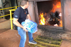 Policial civil aparece em foto jogando maconha dentro de forno para incineração