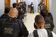 Policiais civis reunidos para receber instruções antes de cumprir operação