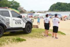 Dois policiais civis observam movimento dos veranistas no litoral